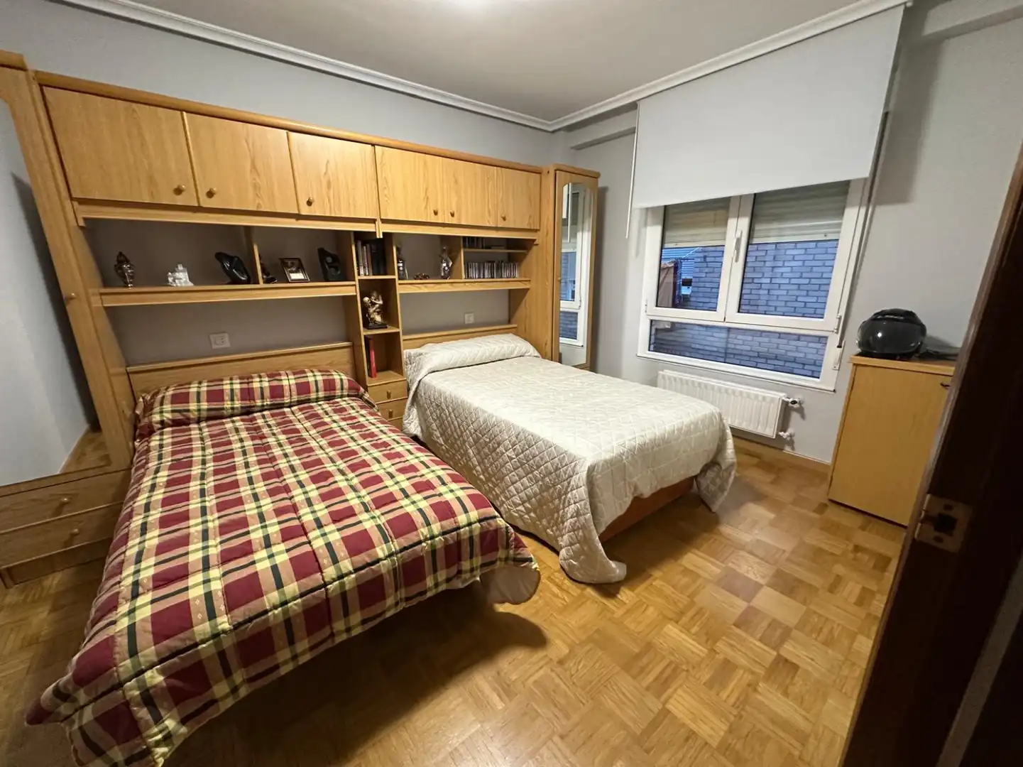 Dormitori de Pis en venda en Oviedo  amb Calefacció, Parquet i Traster