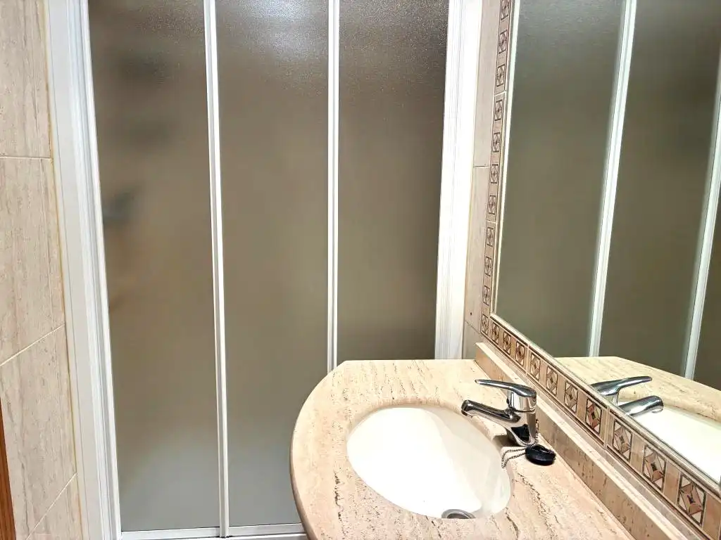 Badezimmer von Wohnung zur Miete in Sevilla la Nueva mit Klimaanlage, Heizung und Abstellraum