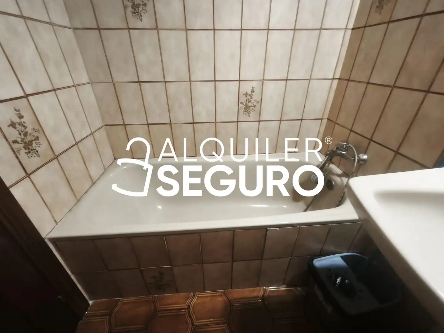 Bathroom of Flat for rent in Zaragoza  with Heating, Terrace and Storage room