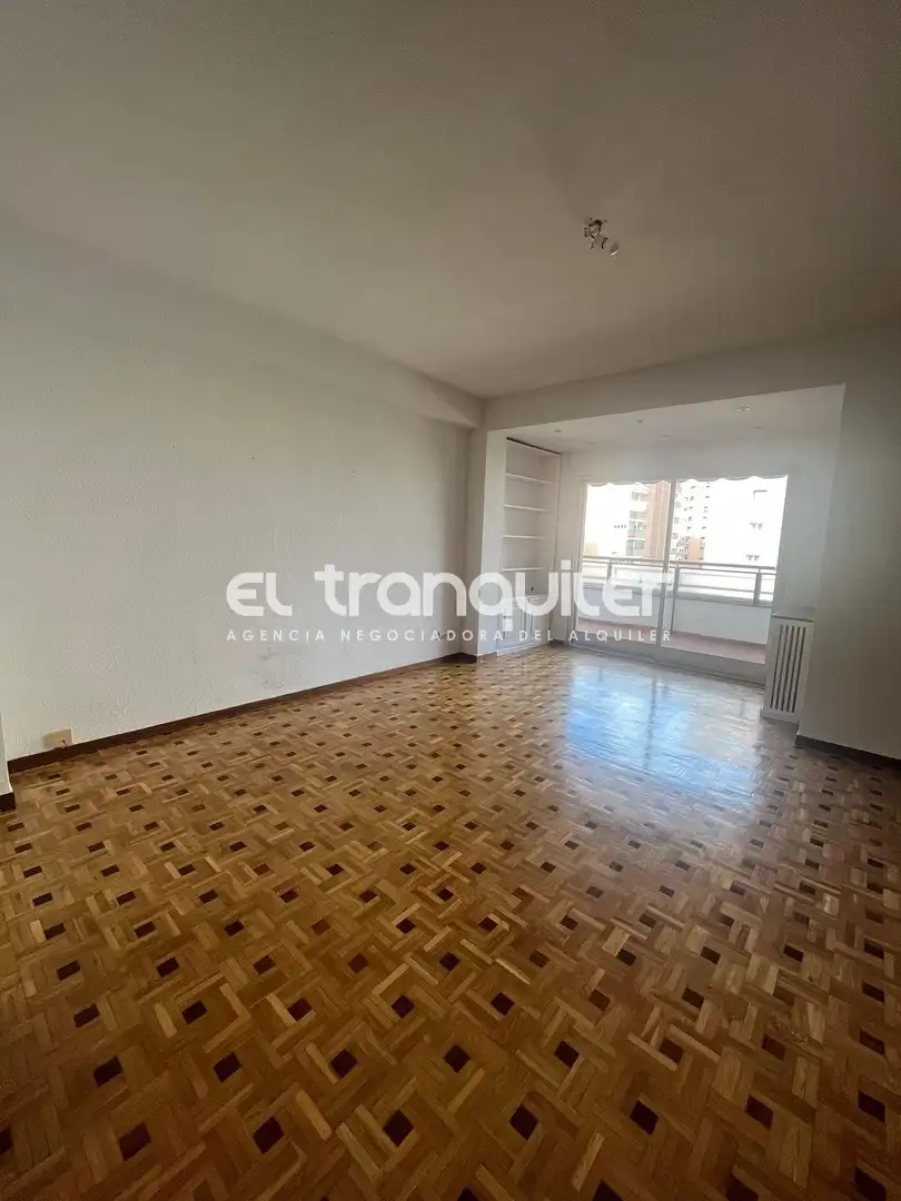 Living room of Flat for rent in Madrid  with Parquet flooring, Terrace and Washing machine