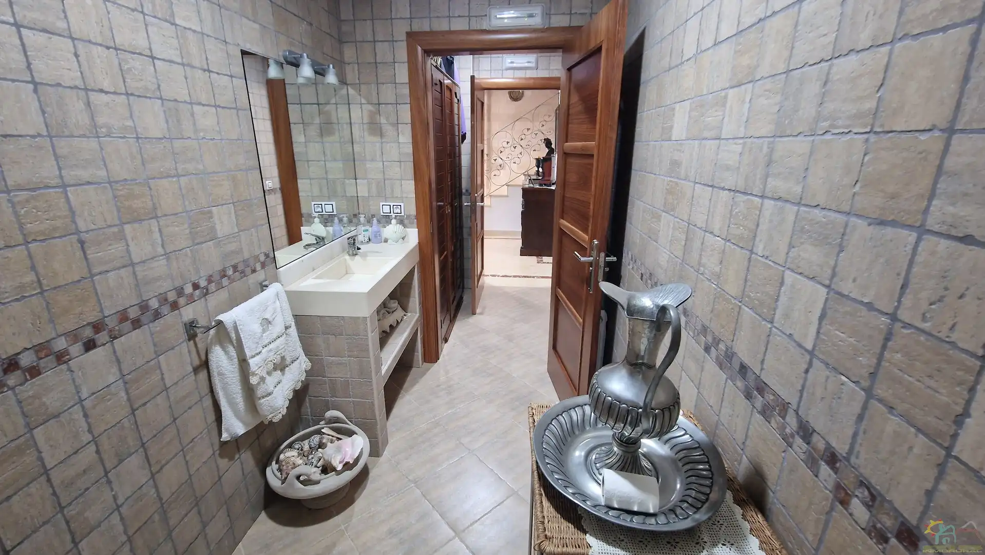 Badezimmer von Einfamilien-Reihenhaus zum Verkauf in Diezma mit Klimaanlage, Heizung und Privatgarten