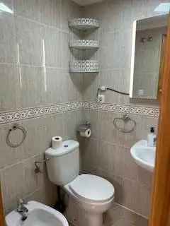 Badezimmer von Wohnung zur Miete in Torrevieja mit Gemeinschaftspool