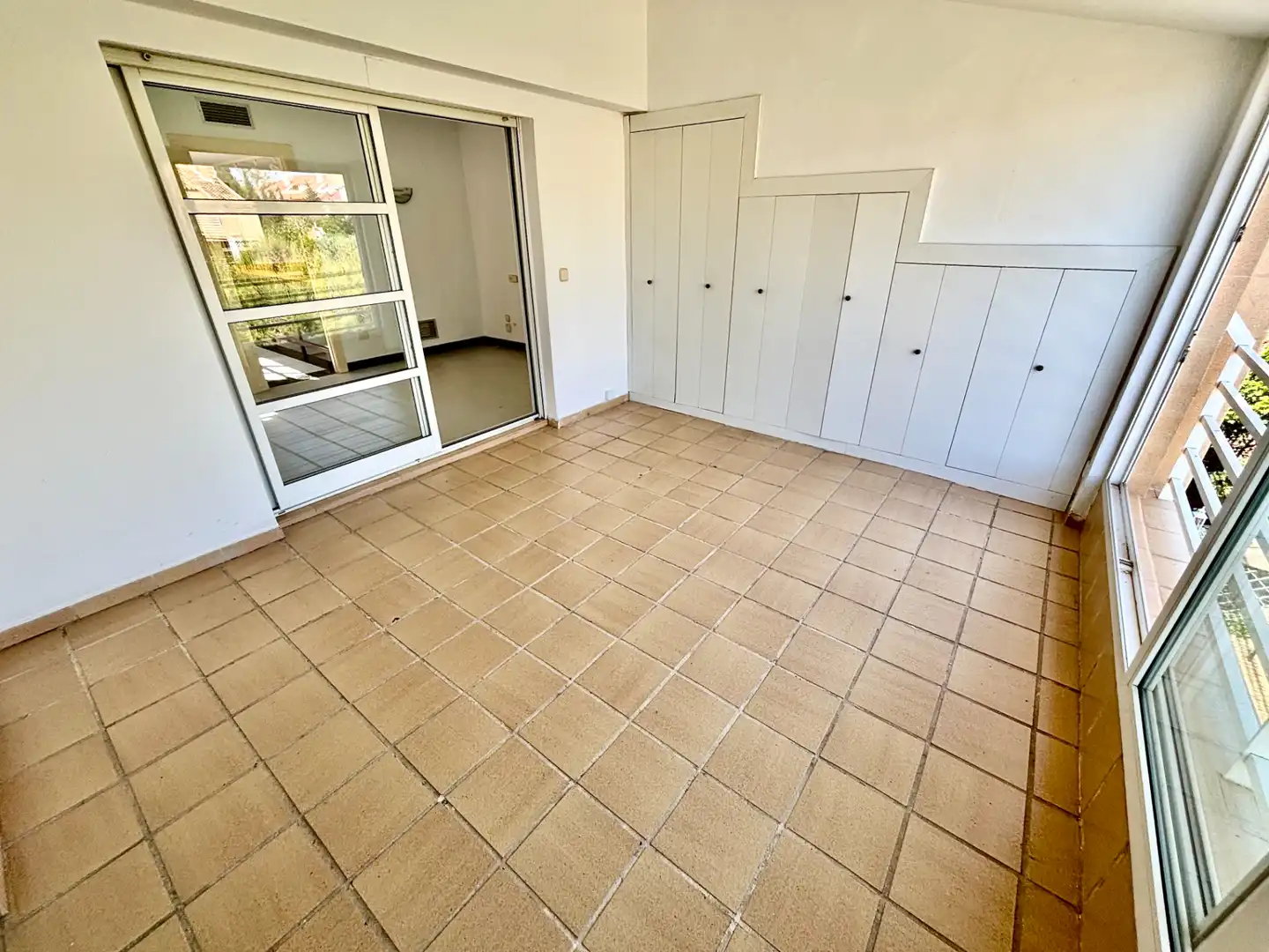 Terrasse von Einfamilien-Reihenhaus zum Verkauf in Alicante / Alacant mit Klimaanlage, Privatgarten und Terrasse