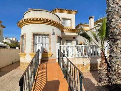 Vista exterior de Casa o xalet en venda en Guardamar del Segura amb Aire condicionat, Calefacció i Jardí privat