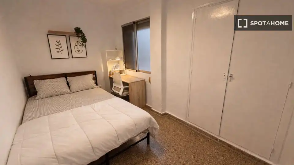 Habitación de Piso de alquiler en Valencia con Aire acondicionado, Calefacción y Amueblado