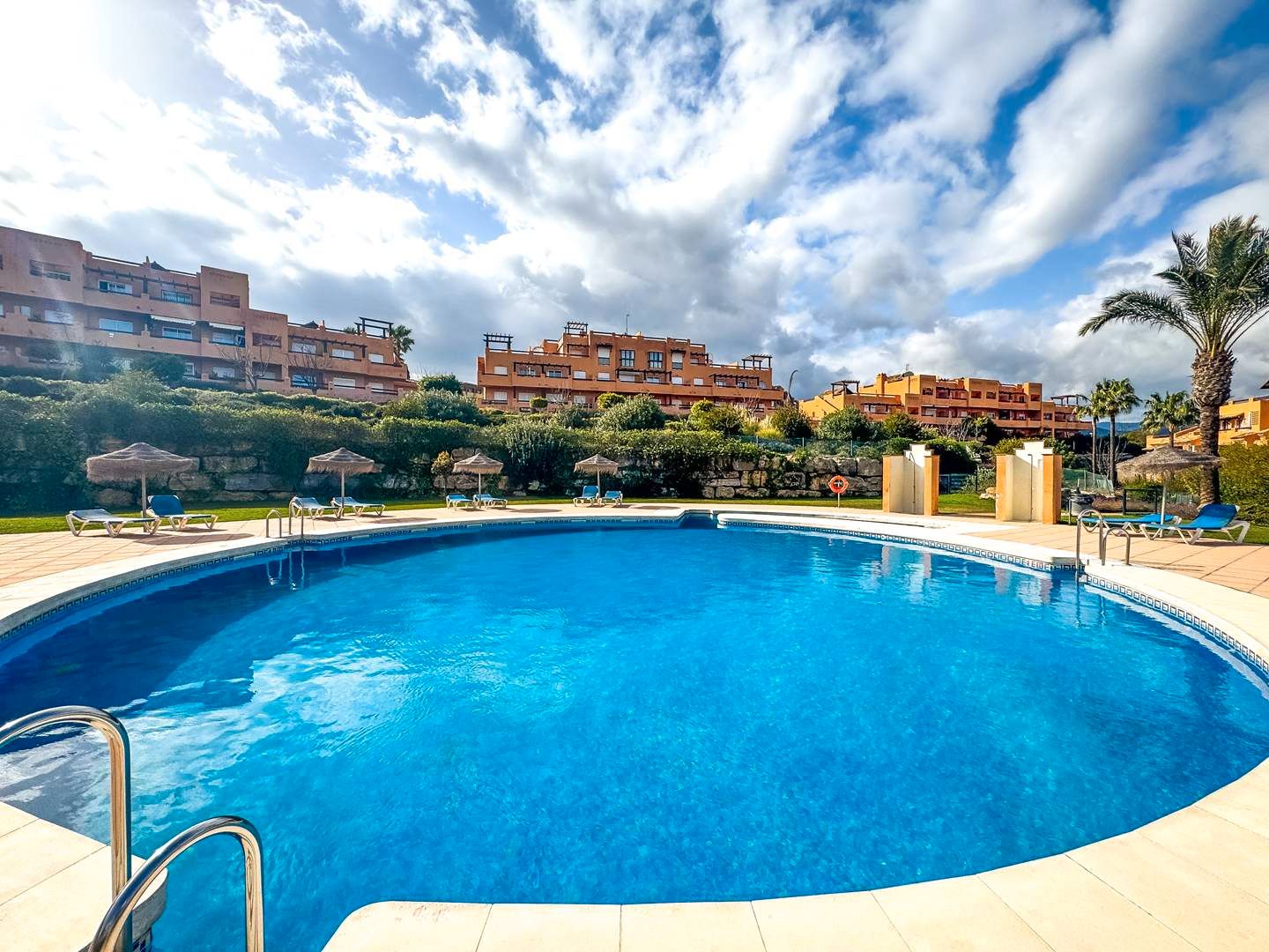 Schwimmbecken von Wohnungen zum Verkauf in Casares mit Klimaanlage, Heizung und Terrasse
