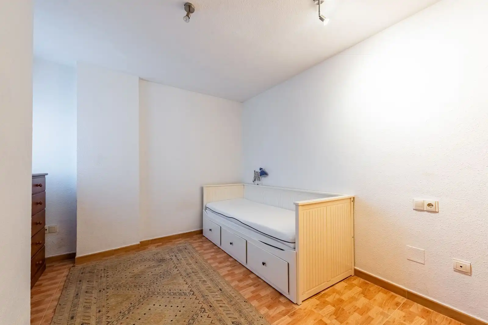 Bedroom of Flat for sale in Benahavís  with Air Conditioner, Private garden and Furnished