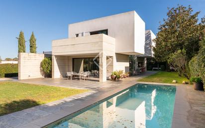 Vista exterior de Casa o xalet en venda en Sant Cugat del Vallès amb Aire condicionat, Calefacció i Jardí privat