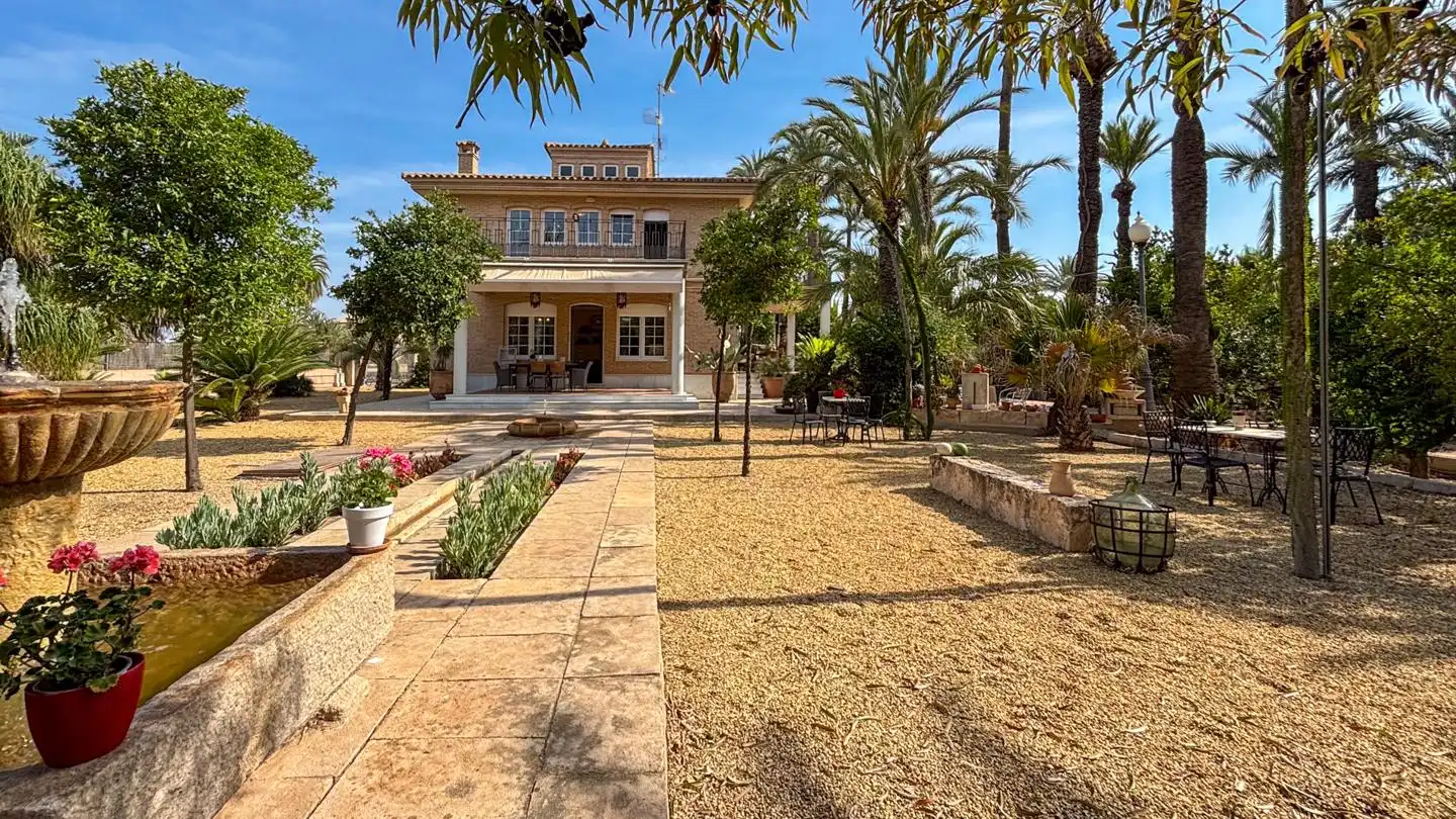 Vista exterior de Casa o xalet en venda en Elche / Elx amb Calefacció, Jardí privat i Parquet