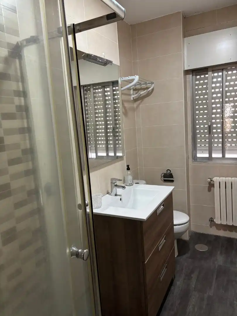 Baño de Piso de alquiler en Santiago de Compostela  con Calefacción, Terraza y Amueblado