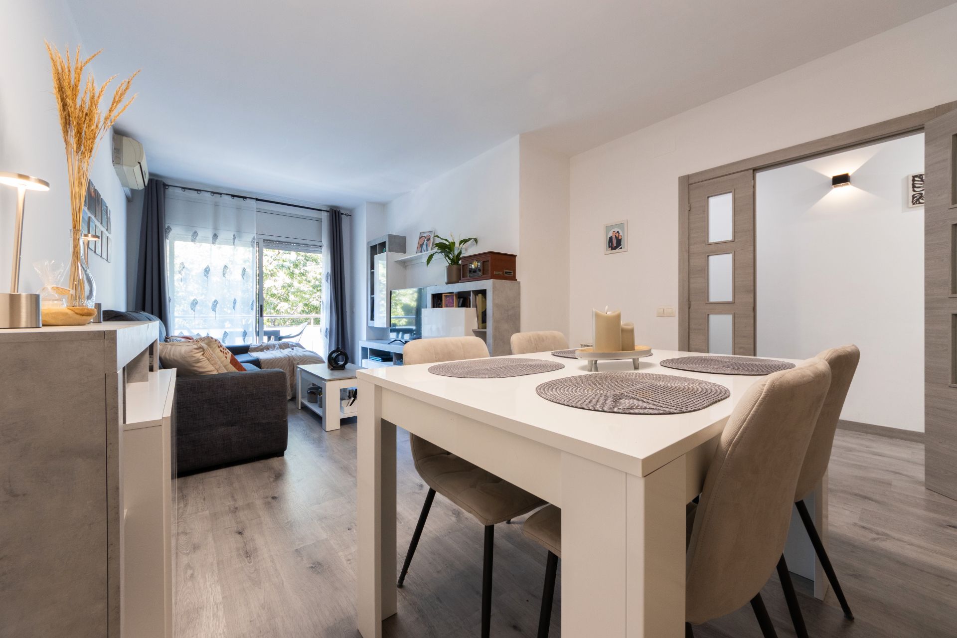 Sala de estar de Piso en venta en Sant Boi de Llobregat con Aire acondicionado, Calefacción y Parquet