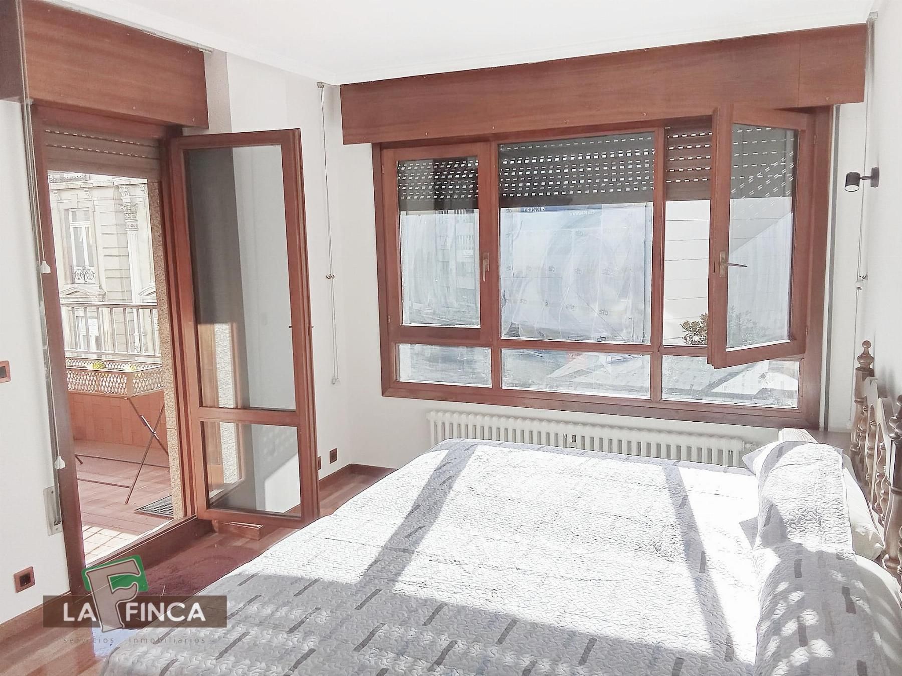 Dormitori de Apartament de lloguer en Oviedo  amb Calefacció, Parquet i Terrassa