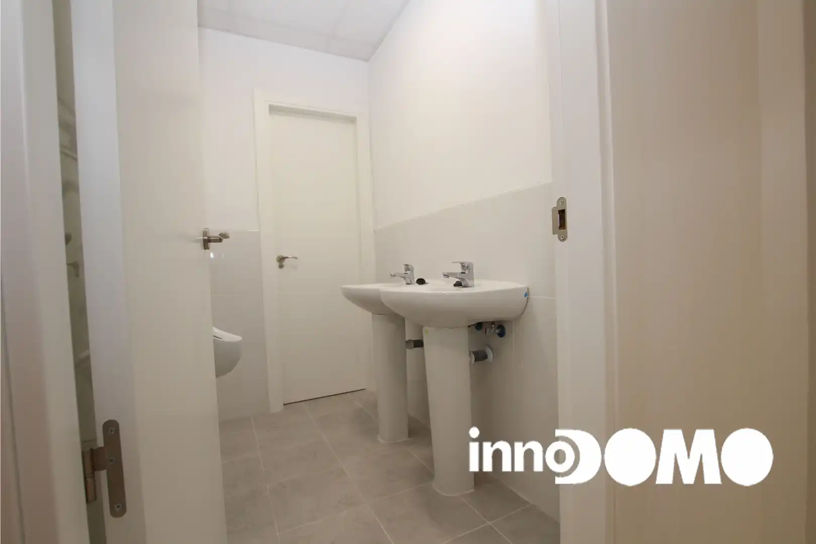 Baño de Local de alquiler en Parla con Aire acondicionado, Calefacción y Domótica
