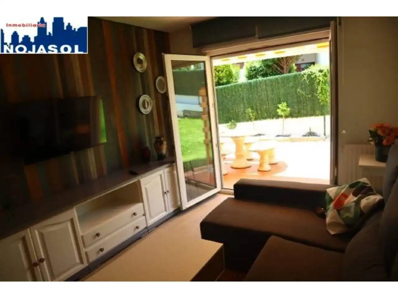 Sala d'estar de Apartament de lloguer en Arnuero amb Calefacció, Jardí privat i Terrassa