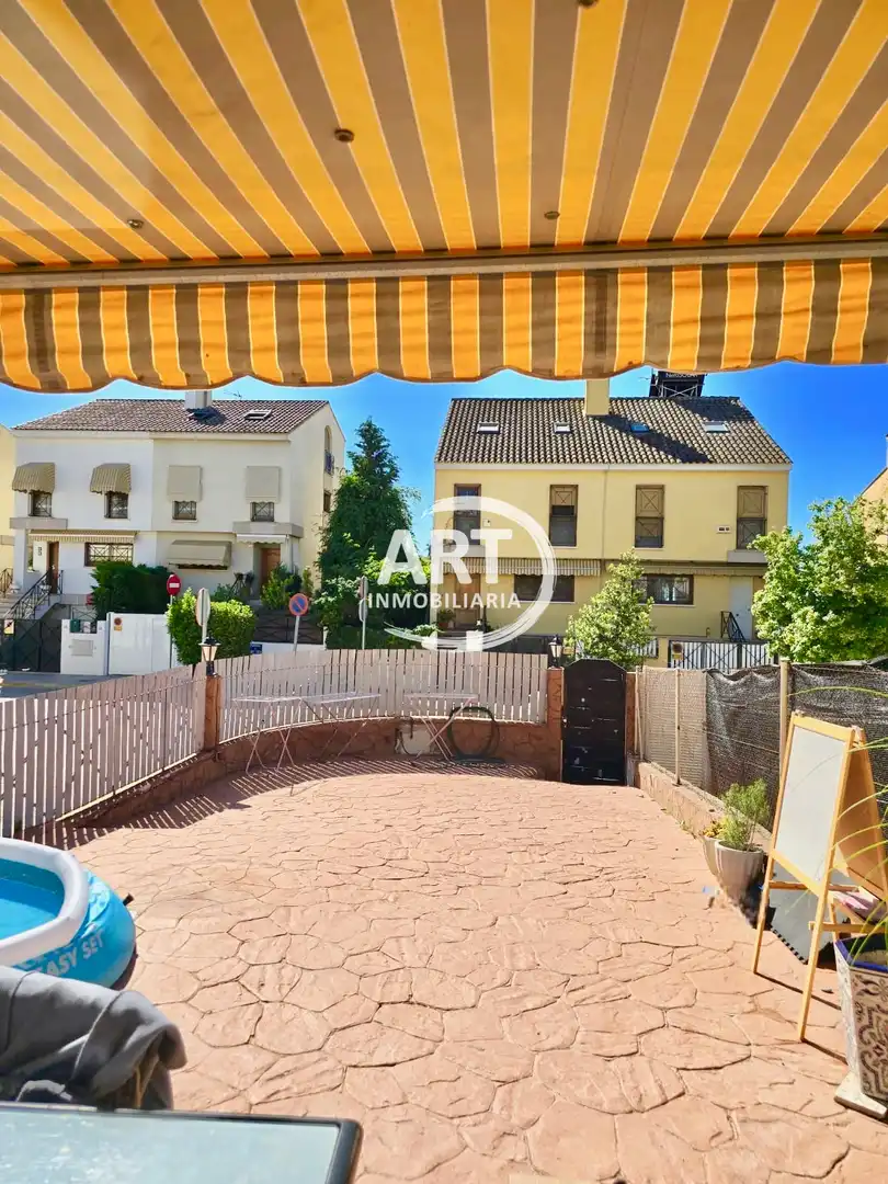 Außenansicht von Einfamilien-Reihenhaus zur Miete in Godella mit Klimaanlage, Heizung und Terrasse