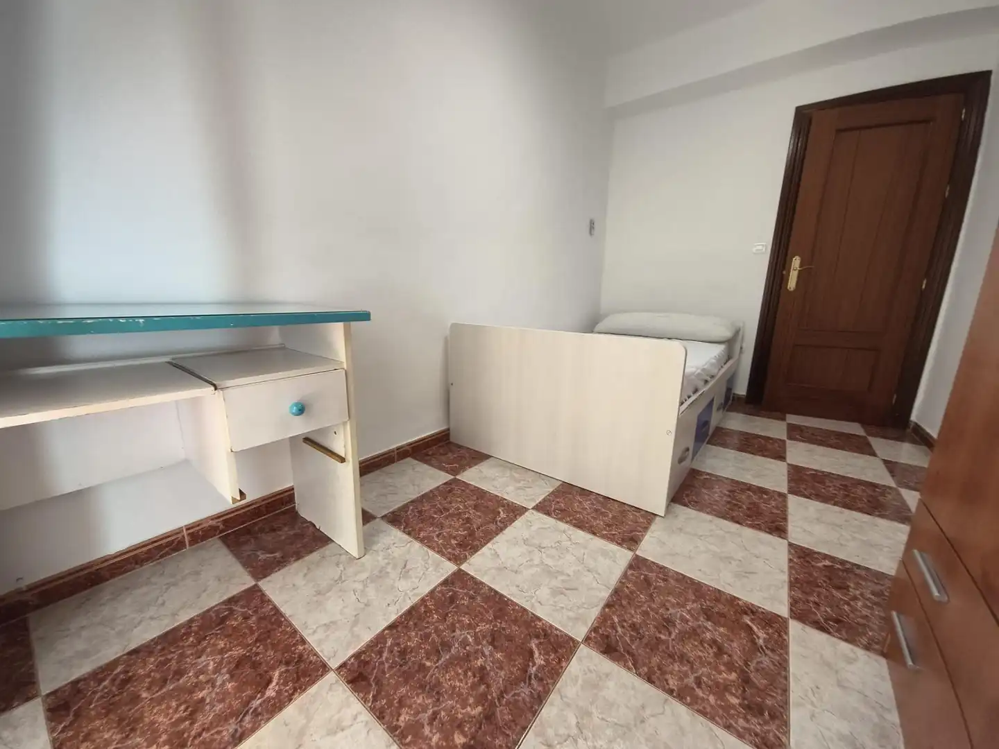Habitación de Piso de alquiler en Granada con Terraza y Amueblado