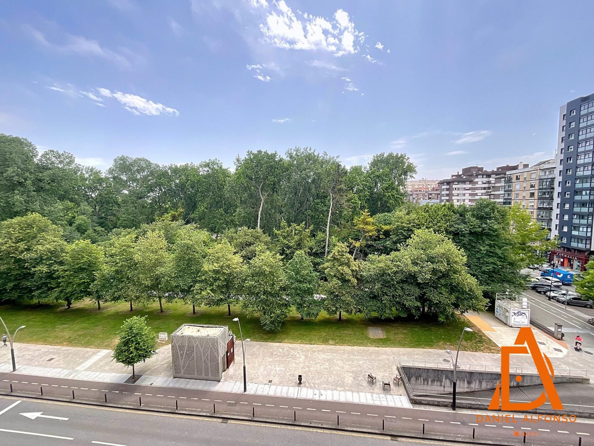Vista exterior de Pis en venda en Gijón  amb Terrassa