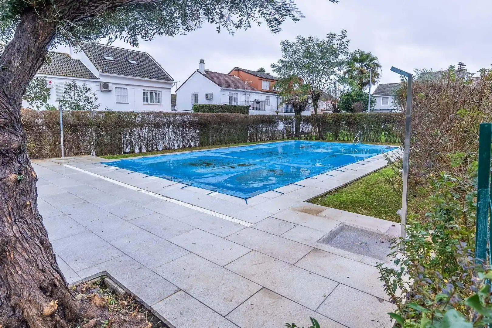 Piscina de Casa adosada en venda en Dos Hermanas amb Aire condicionat, Jardí privat i Piscina comunitària