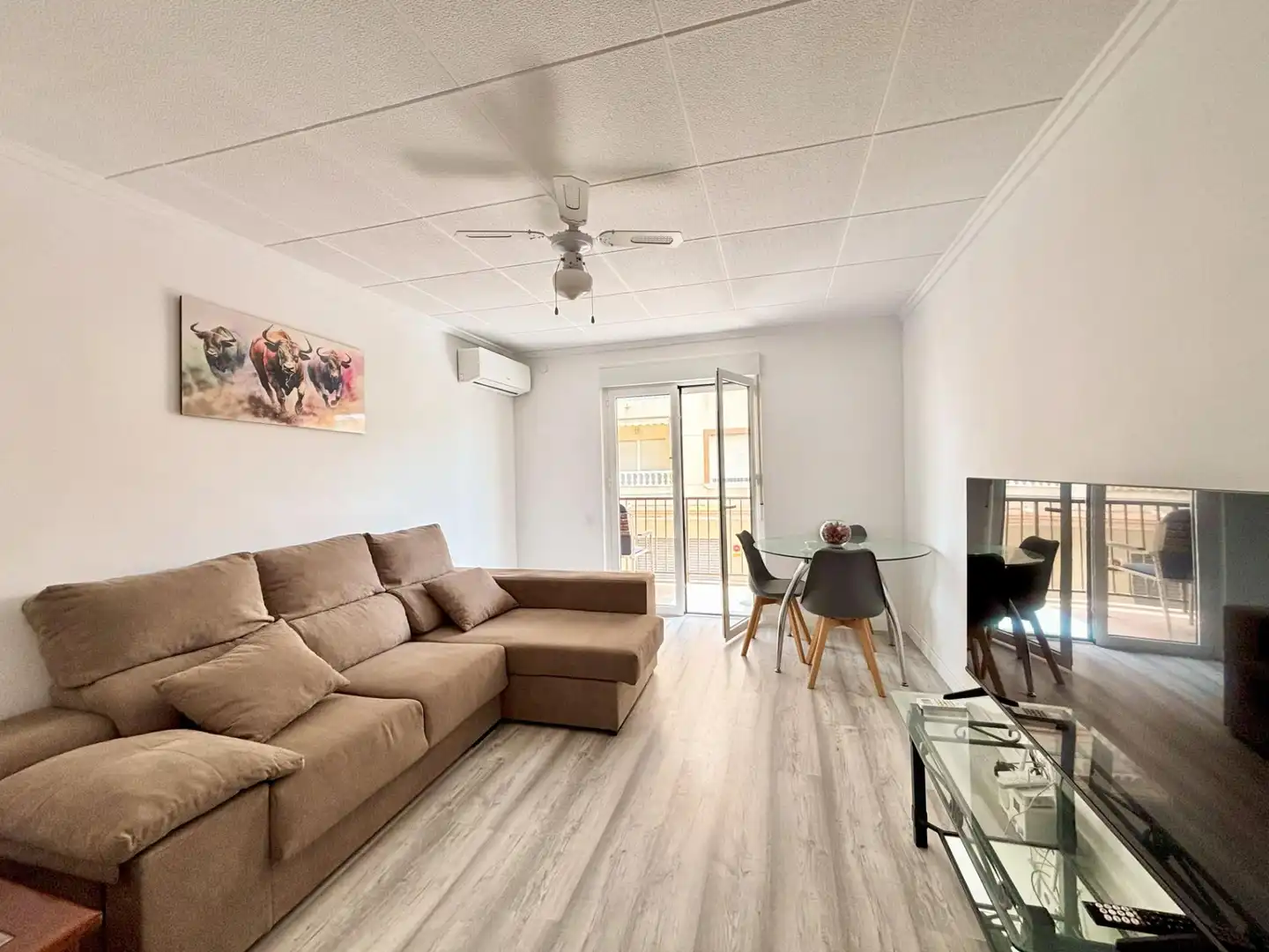 Wohnzimmer von Wohnung zur Miete in Guardamar del Segura mit Klimaanlage und Balkon