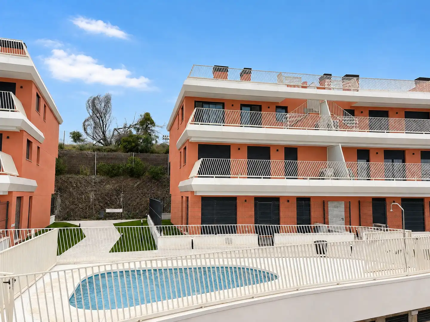 Vista exterior de Planta baixa en venda en Mijas amb Aire condicionat, Terrassa i Piscina