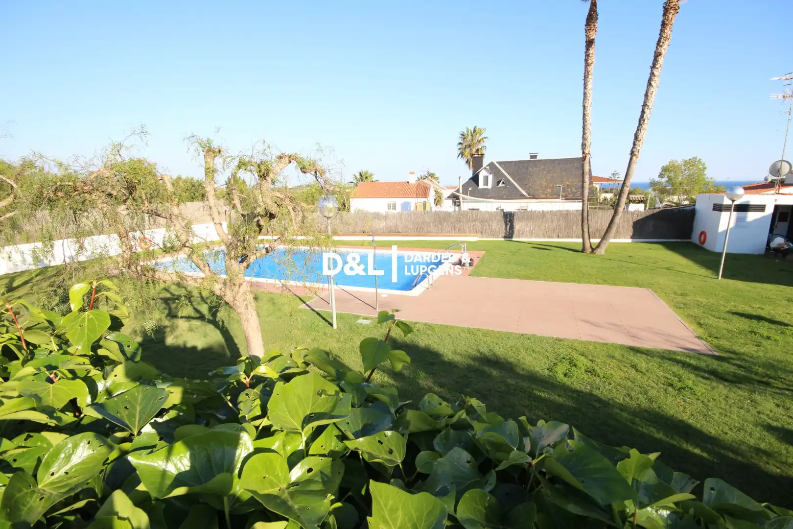 Schwimmbecken von Einfamilien-Reihenhaus zum Verkauf in Vilanova i la Geltrú mit Klimaanlage, Heizung und Privatgarten