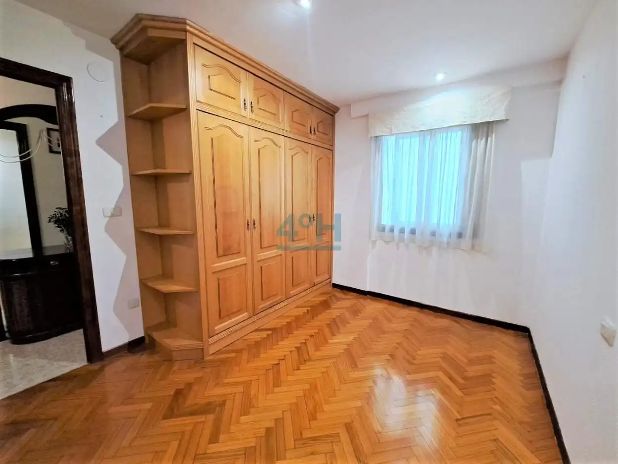 Dormitori de Apartament de lloguer en Barbadás amb Calefacció, Parquet i Traster