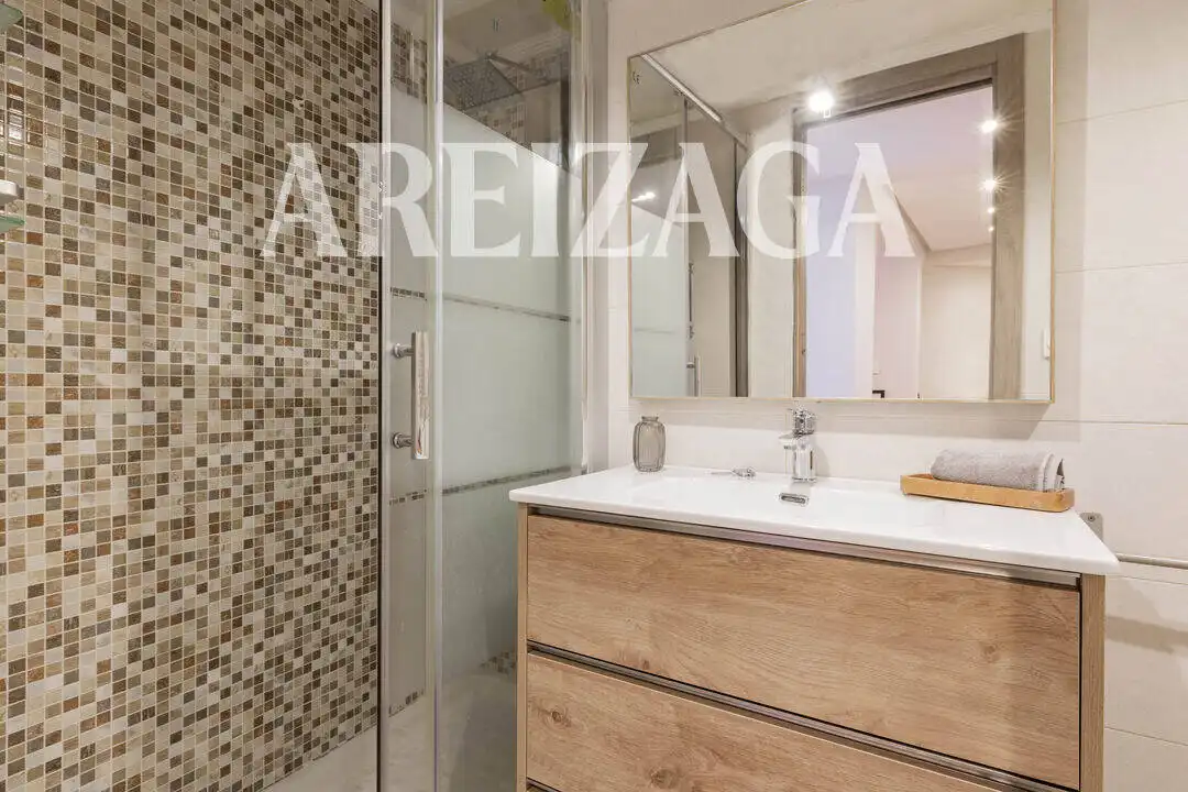 Baño de Piso en venta en Donostia - San Sebastián  con Calefacción, Terraza y Balcón