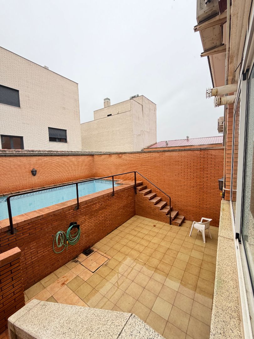 Piscina de Casa adosada en venda en Ciudad Real Capital amb Aire condicionat, Calefacció i Parquet