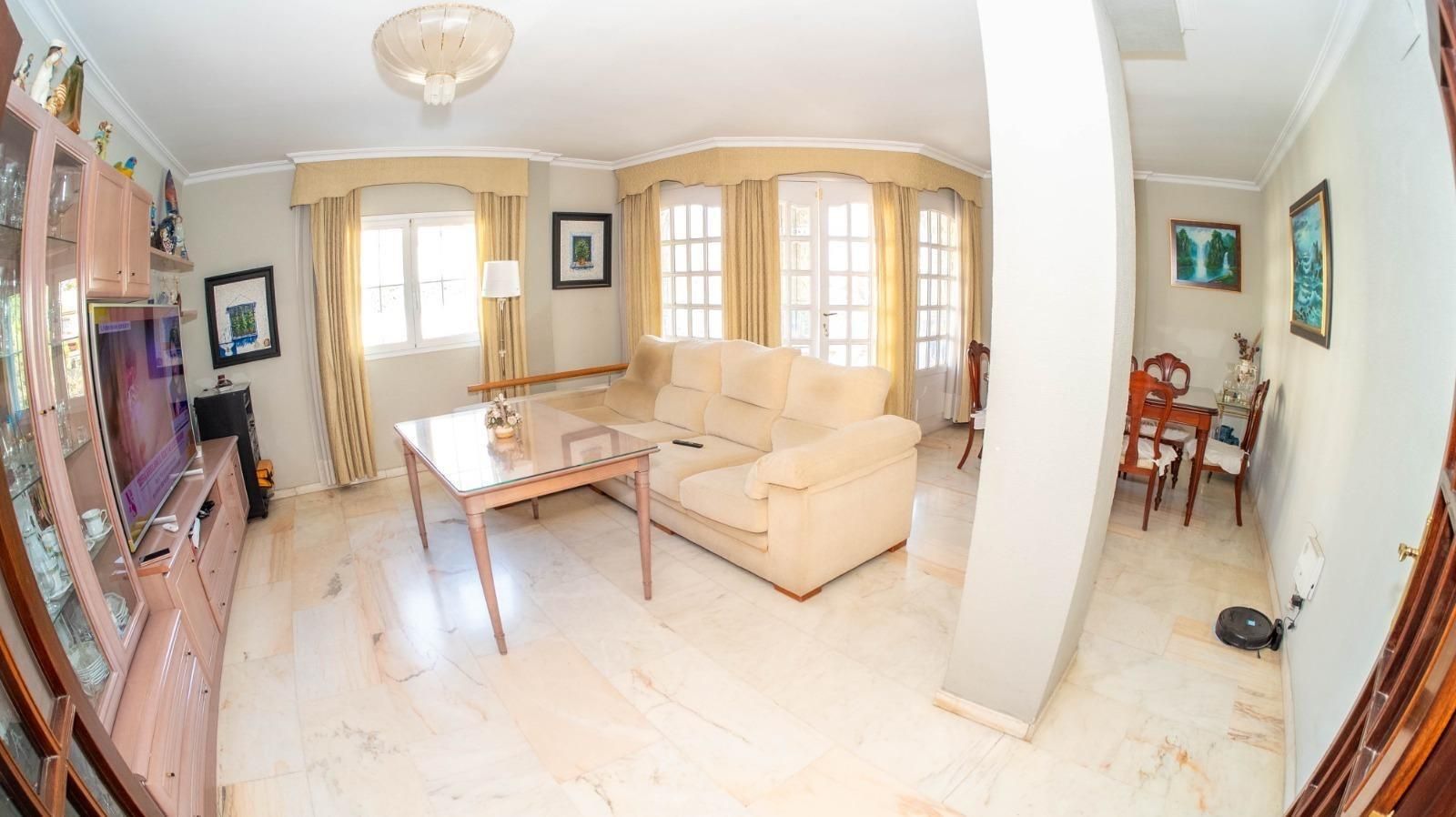 Sala d'estar de Casa adosada en venda en Tomares amb Aire condicionat, Traster i Balcó