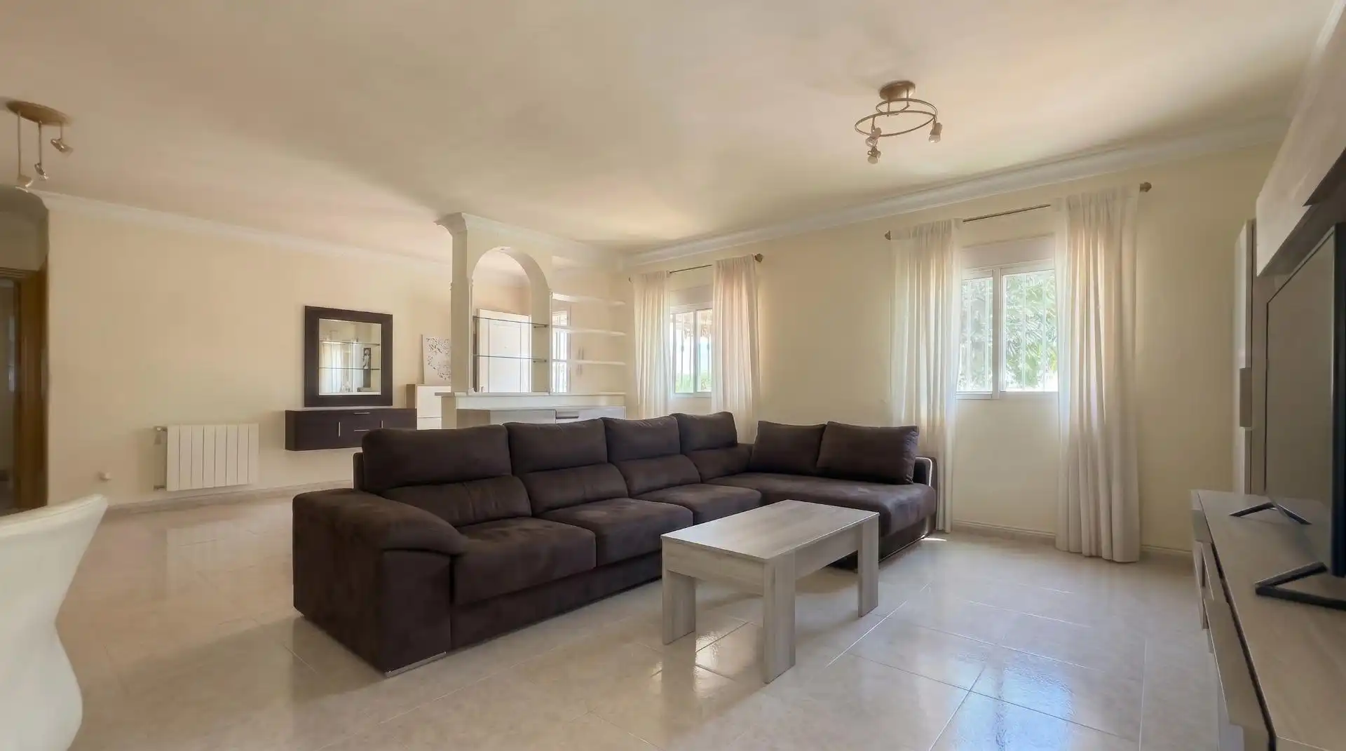 Sala d'estar de Casa o xalet en venda en La Pobla de Vallbona amb Aire condicionat, Calefacció i Jardí privat