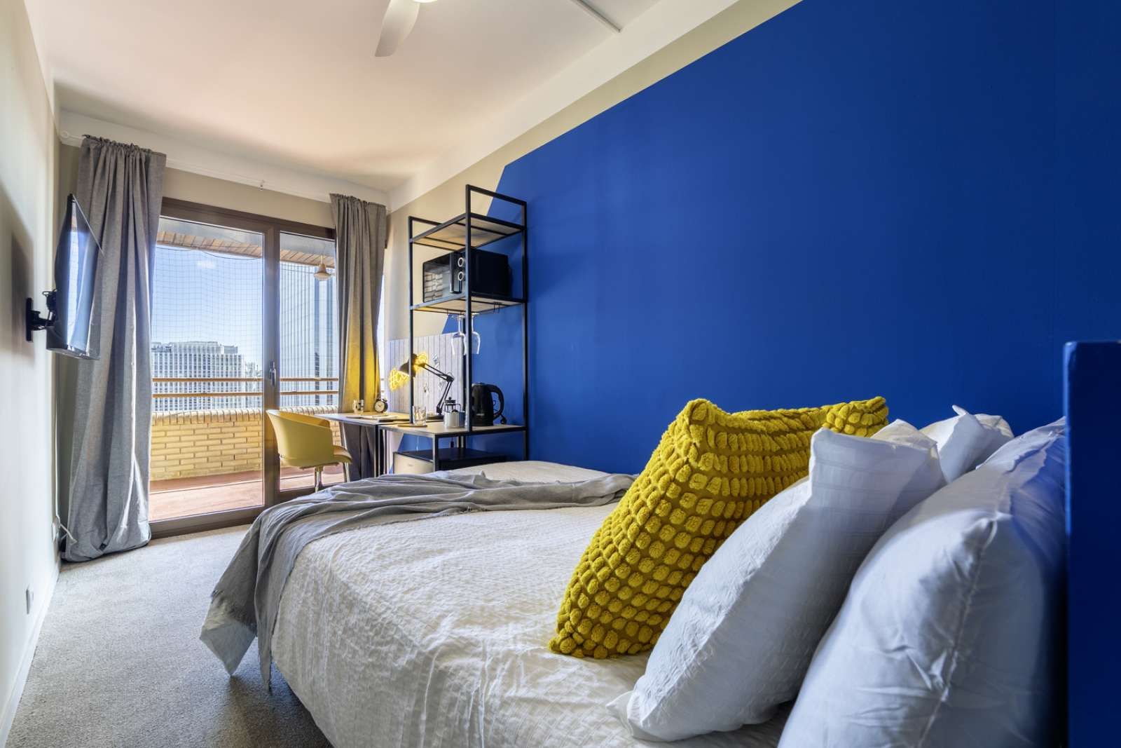 Bedroom of Flat to share in  Madrid Capital  with Air Conditioner and Terrace