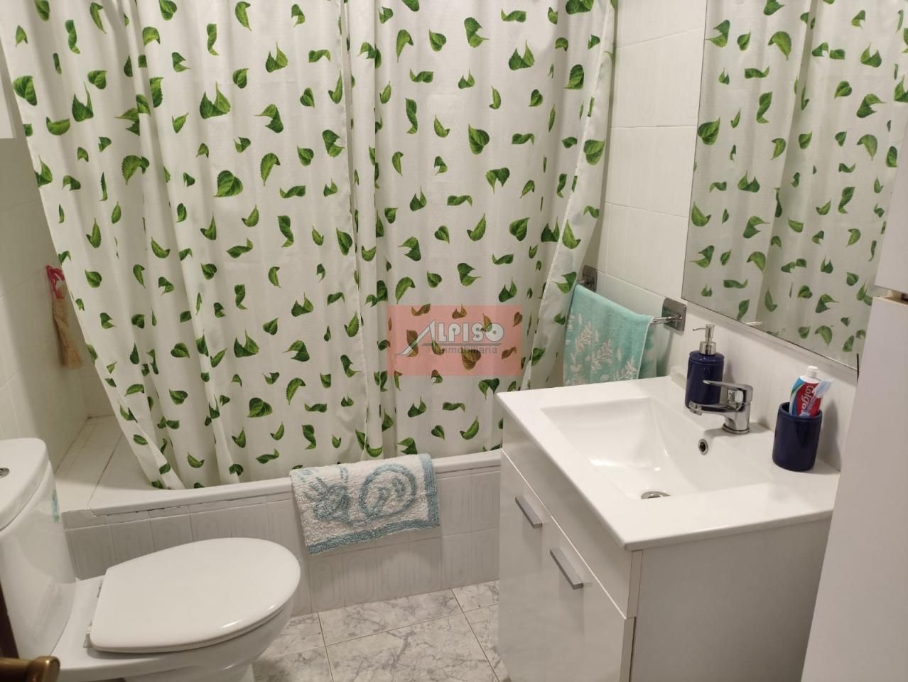 Bathroom of Single-family semi-detached for sale in Ourense Capital   with Parquet flooring and Furnished