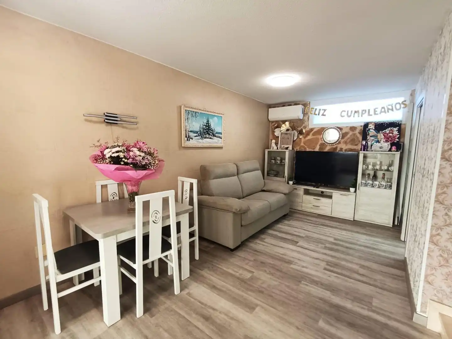 Wohnzimmer von Einfamilien-Reihenhaus zum Verkauf in Petrer mit Klimaanlage, Heizung und Gemeinschaftspool