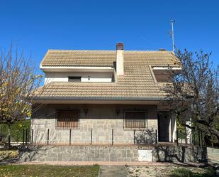 Vista exterior de Casa o xalet en venda en La Muela amb Calefacció, Jardí privat i Terrassa