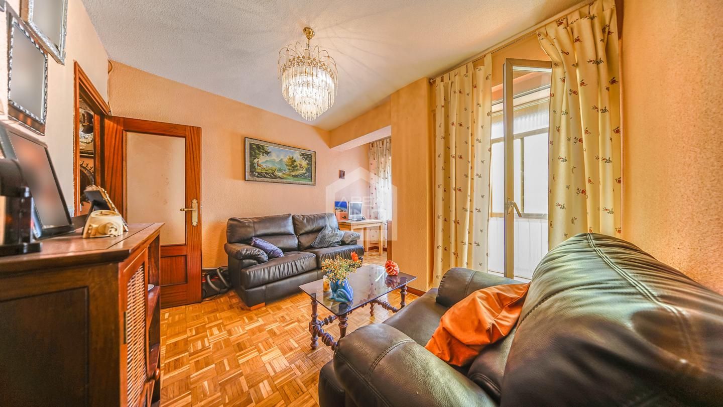 Sala d'estar de Pis en venda en  Madrid Capital amb Parquet i Terrassa