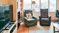 Sala d'estar de Casa adosada en venda en  Madrid Capital amb Aire condicionat, Calefacció i Jardí privat