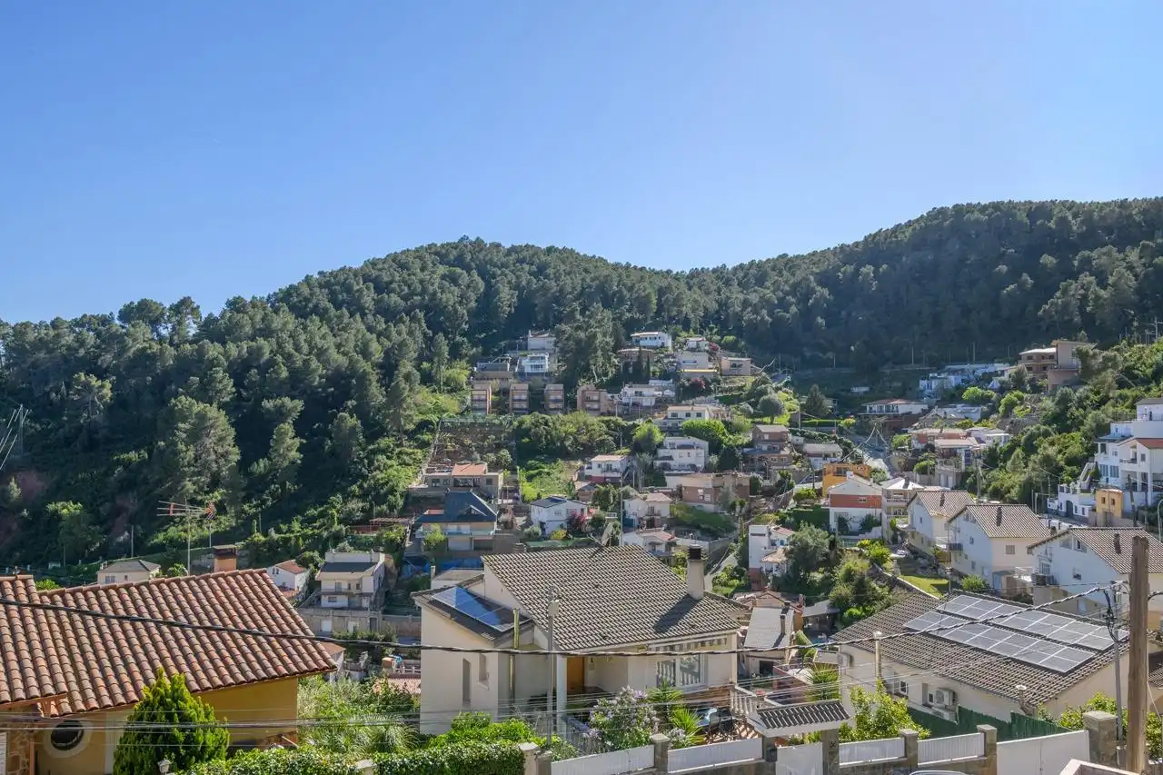 Vista exterior de Casa o chalet en venta en Vallirana con Aire acondicionado y Balcón