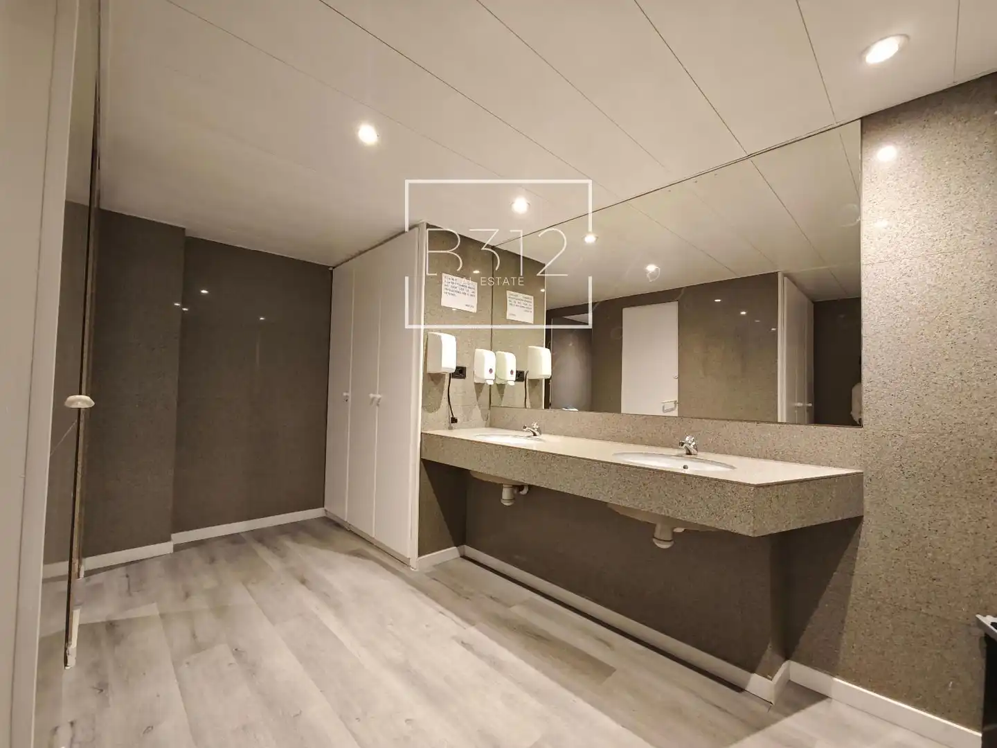 Baño de Oficina de alquiler en Barcelona con Aire acondicionado y Calefacción