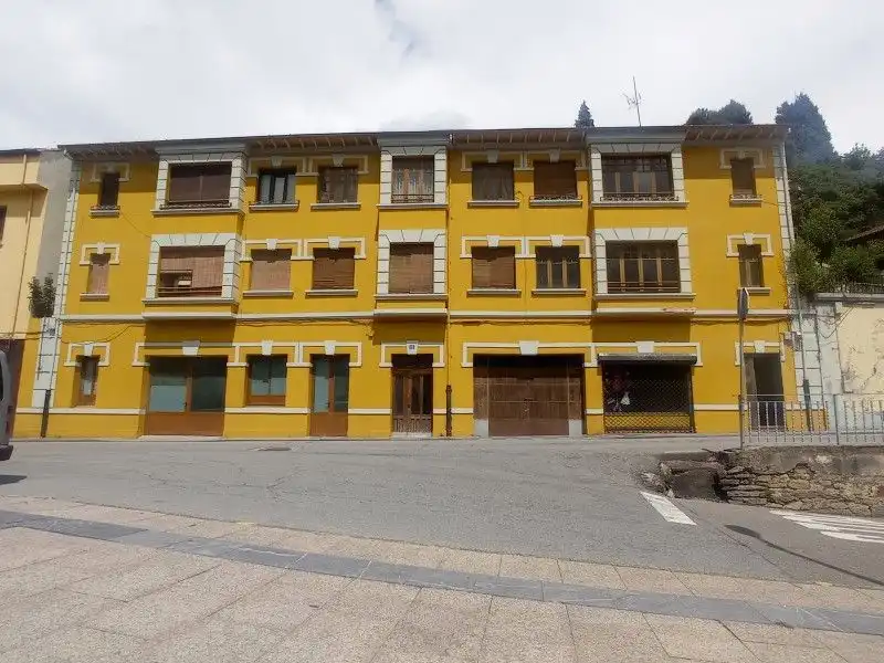 Vista exterior de Edifici en venda en Tineo