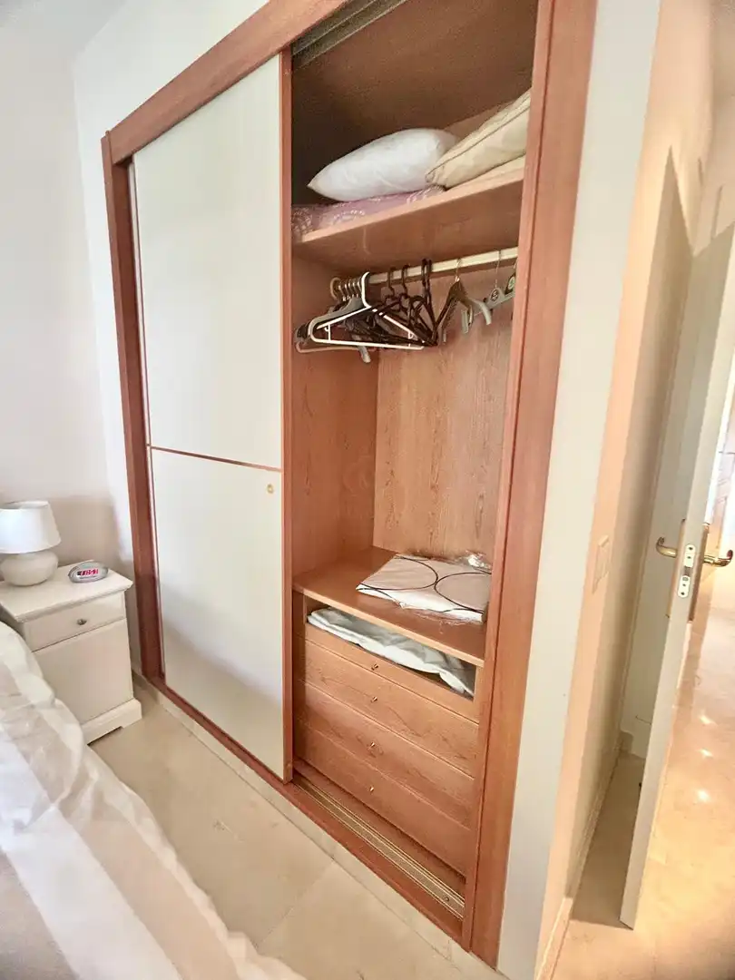 Schlafzimmer von Wohnungen zum Verkauf in Benahavís mit Klimaanlage, Terrasse und Abstellraum