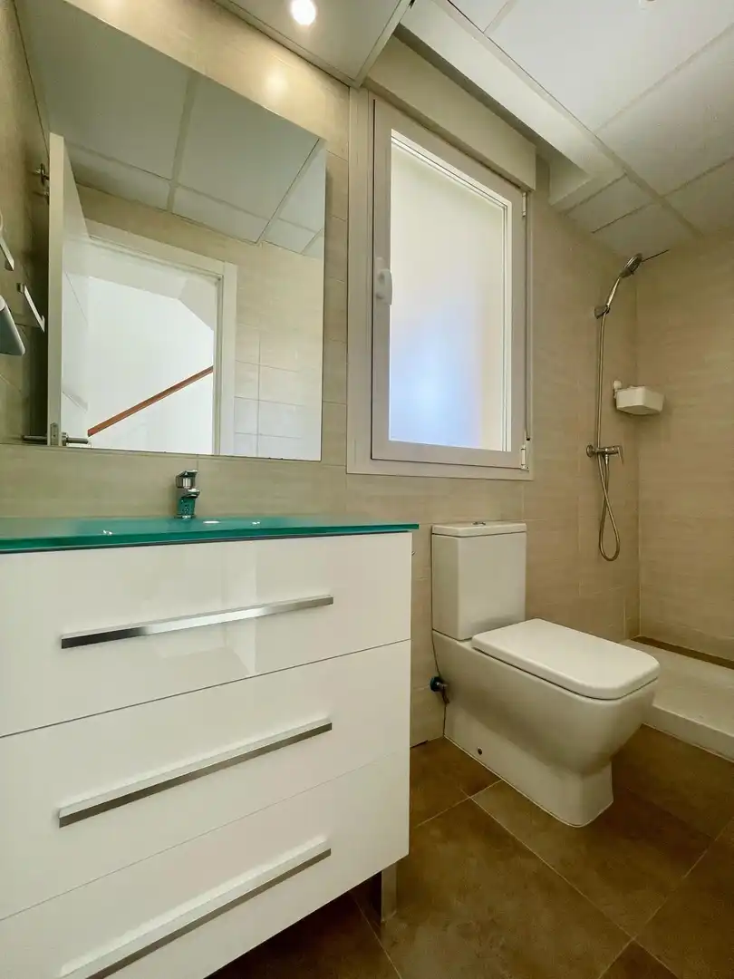 Baño de Casa adosada de alquiler en Majadahonda con Aire acondicionado, Calefacción y Jardín privado