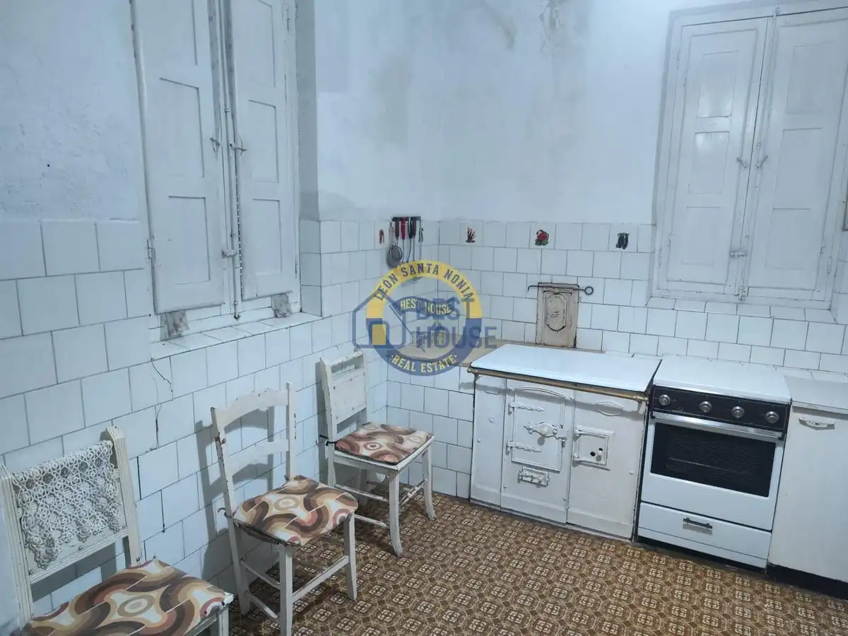 Cocina de Casa o chalet en venta en León Capital  con Jardín privado