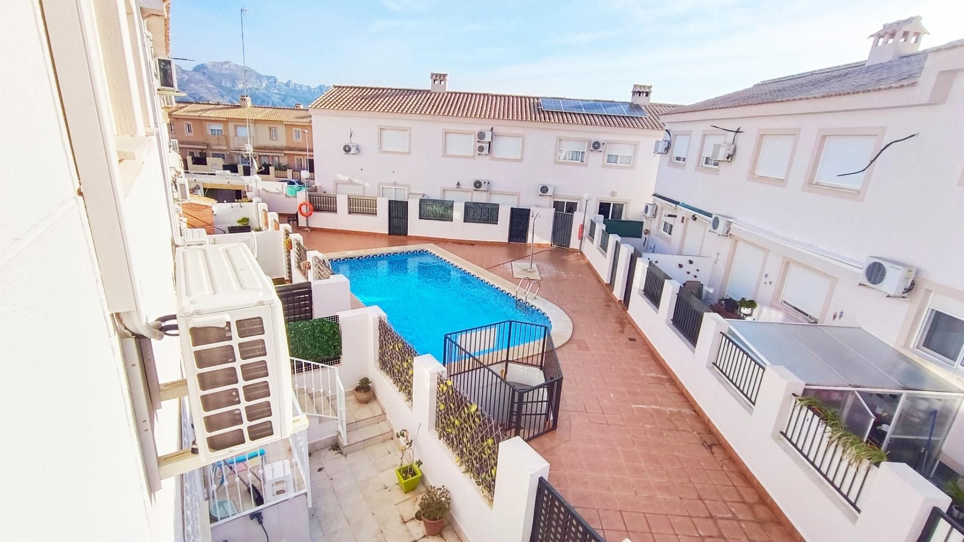 Vista exterior de Casa adosada en venda en Polop amb Jardí privat, Terrassa i Piscina comunitària