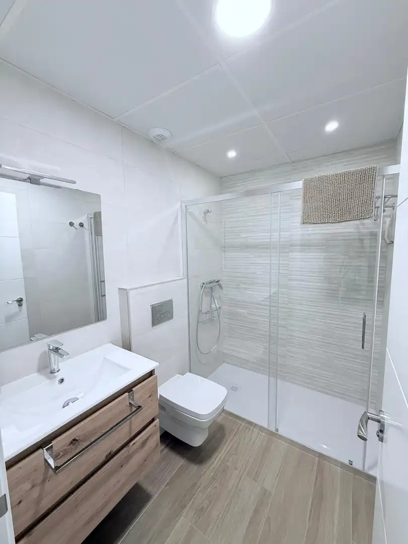 Baño de Piso de alquiler en Vélez-Málaga con Aire acondicionado, Calefacción y Amueblado