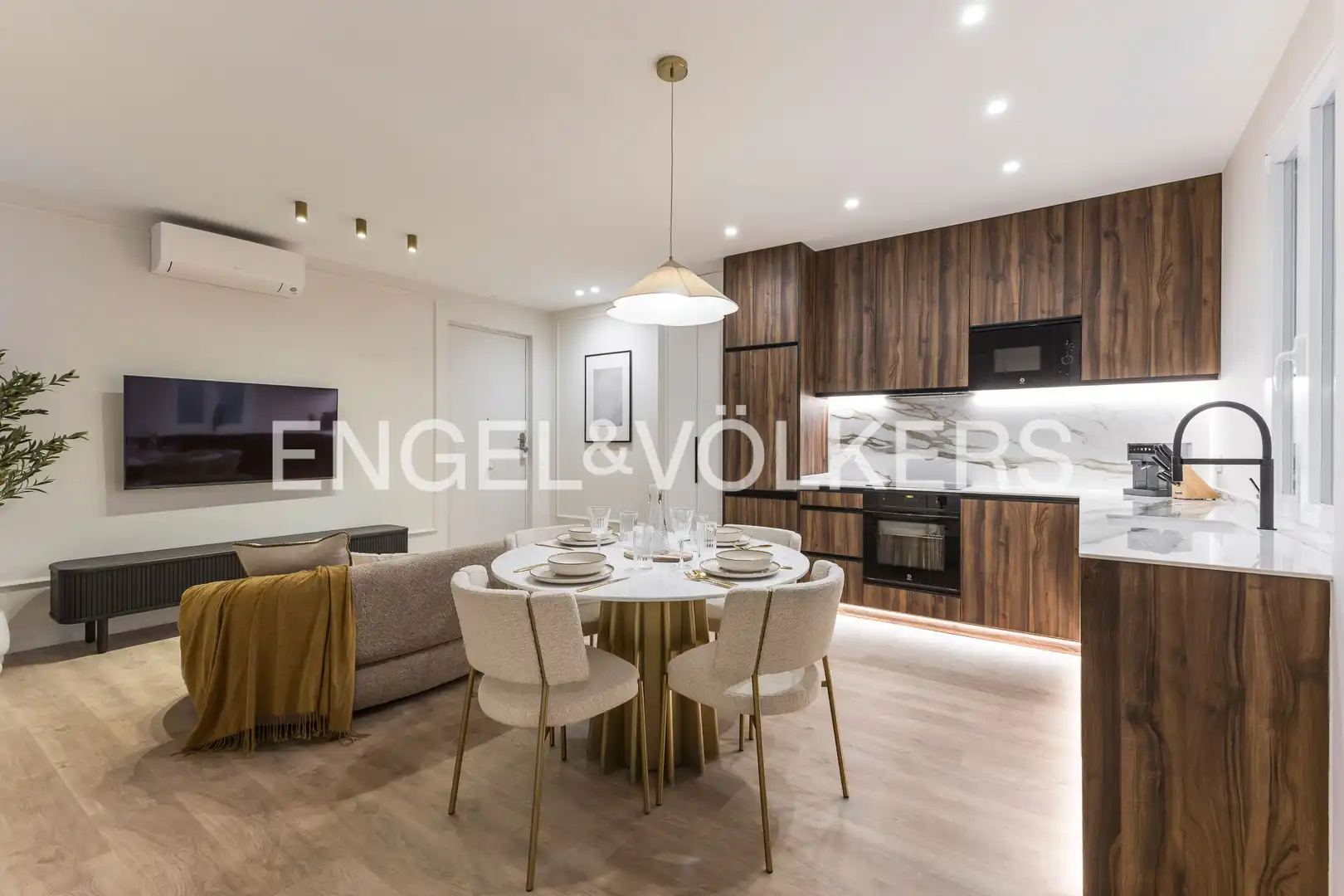 Living room of Flat for rent in Madrid  with Air Conditioner, Heating and Furnished