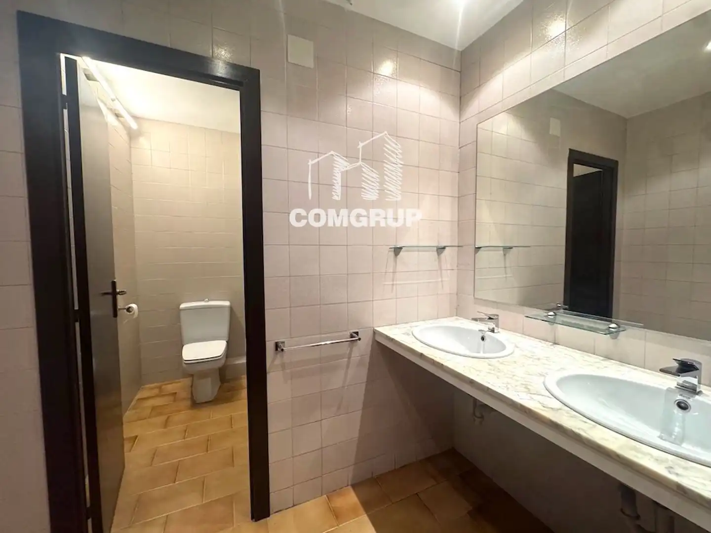 Baño de Oficina de alquiler en Barcelona con Aire acondicionado, Calefacción y Amueblado