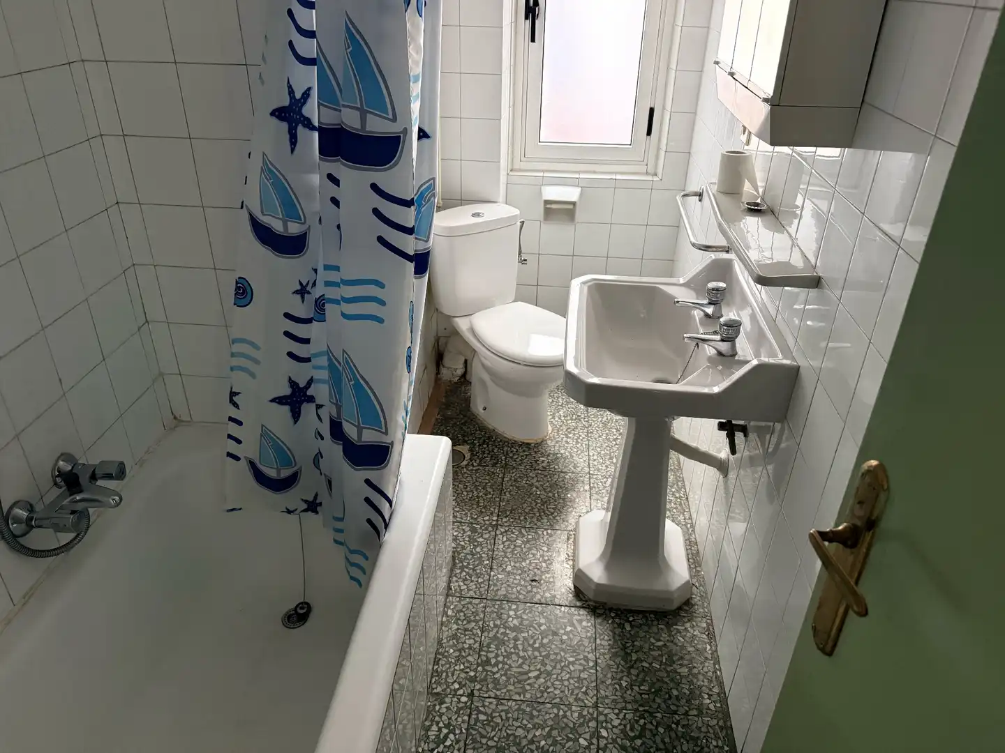 Bany de Pis en venda en León Capital  amb Calefacció, Terrassa i Moblat