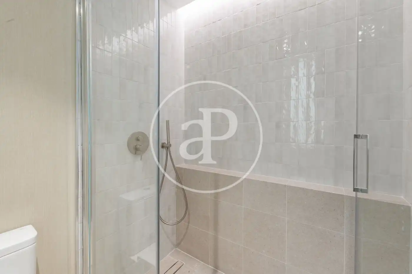 Bathroom of Flat for sale in Madrid  with Air Conditioner and Heating