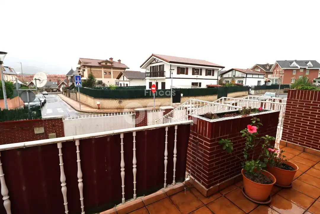Terrasse von Einfamilien-Reihenhaus zum Verkauf in Abanto y Ciérvana-Abanto Zierbena mit Heizung, Privatgarten und Möbliert
