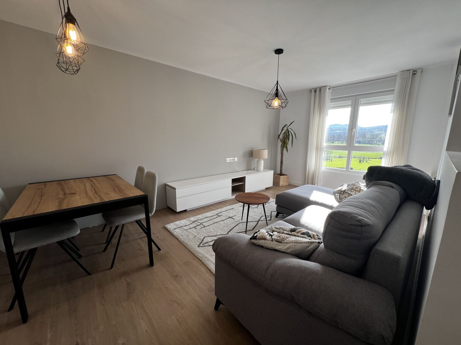 Sala d'estar de Pis en venda en Entrambasaguas amb Calefacció, Parquet i Piscina